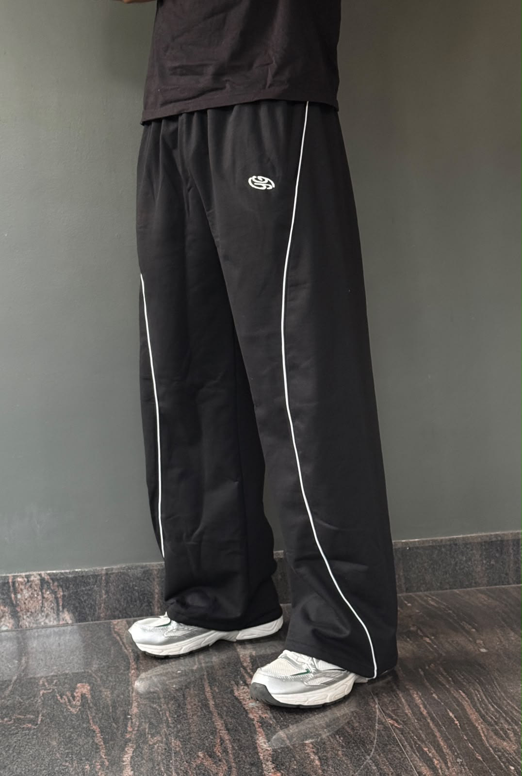 LOOSE FIT TRACK PANT-BLACK (LYCRA LOOPKNIT WITH FLEECE)
